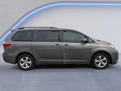 2017 Toyota Sienna LE FWD 8-Passenger (Natl)