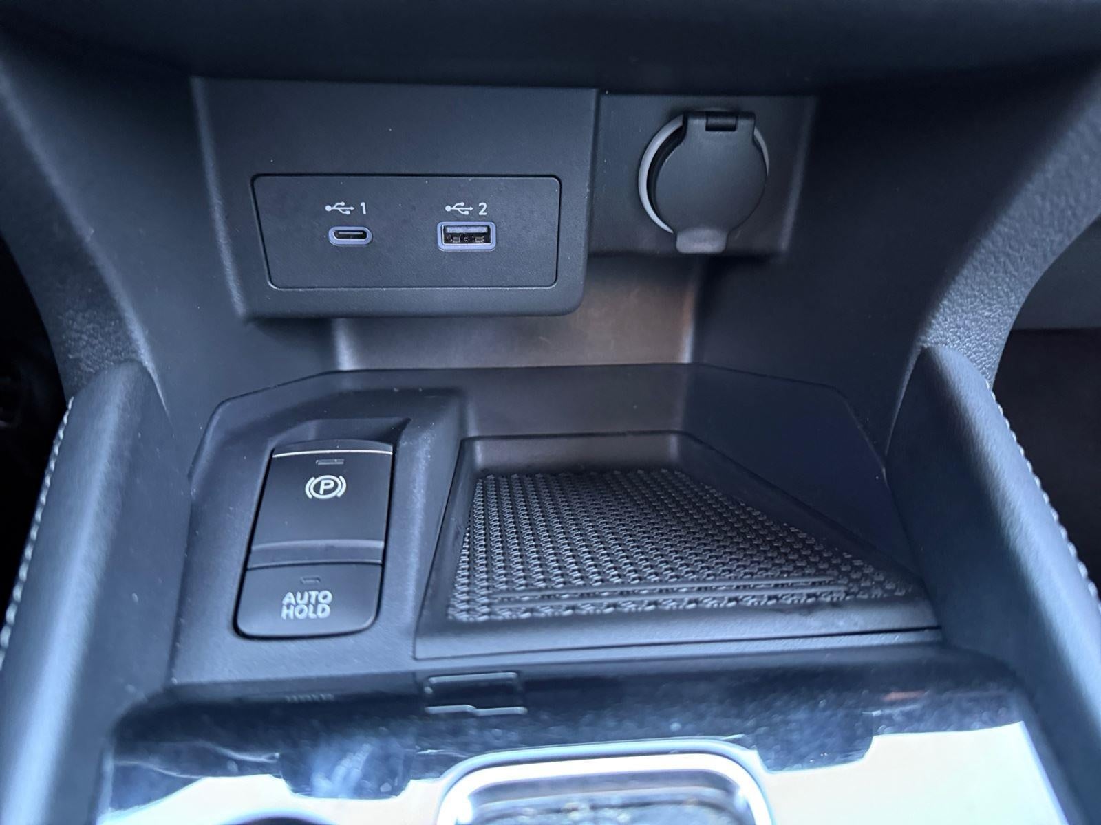 2022 Nissan Kicks SR