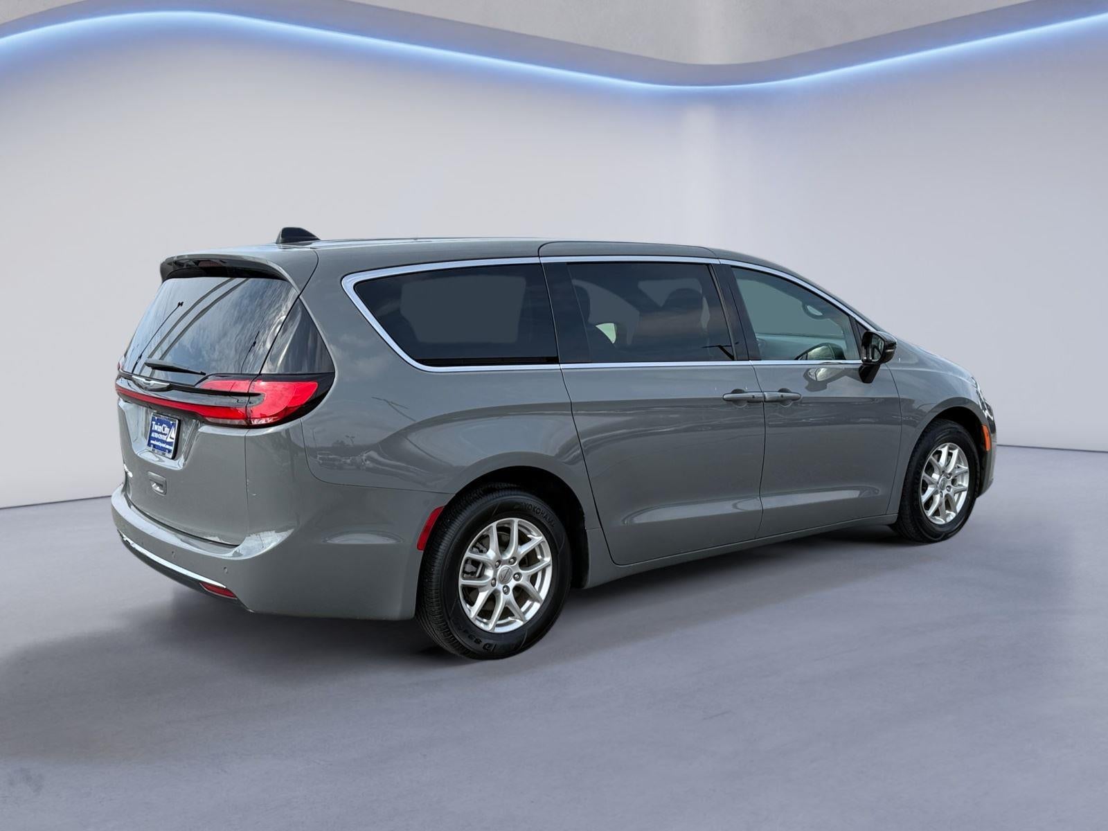 2025 Chrysler Pacifica Select